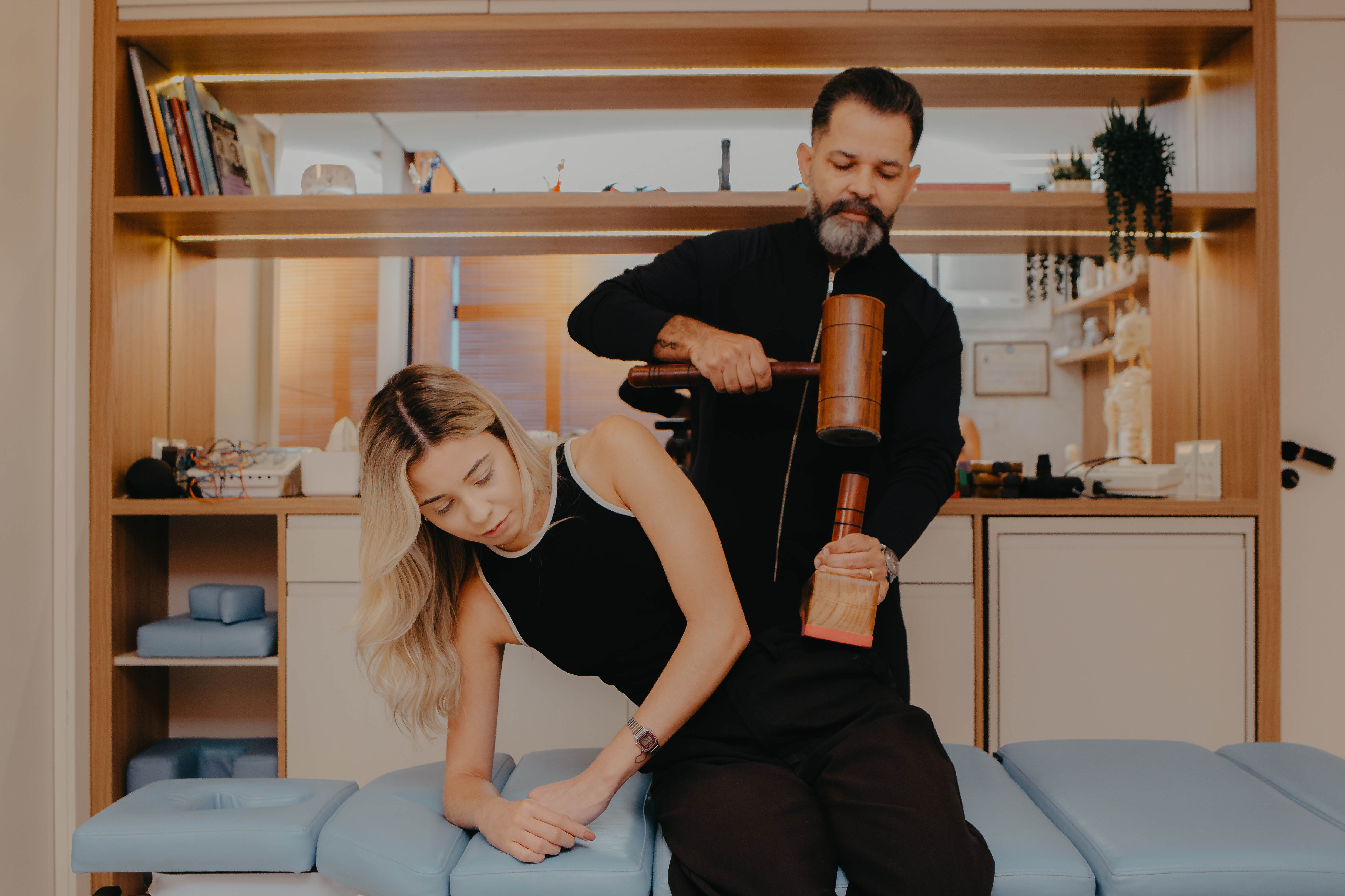 Fábio Pense avaliando paciente